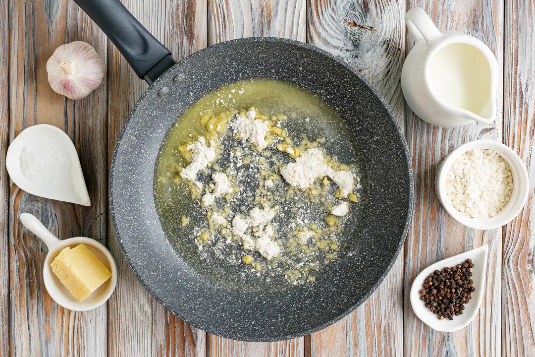 Піца з куркою, ананасом, моцарелою та блакитним сиром - Крок 4