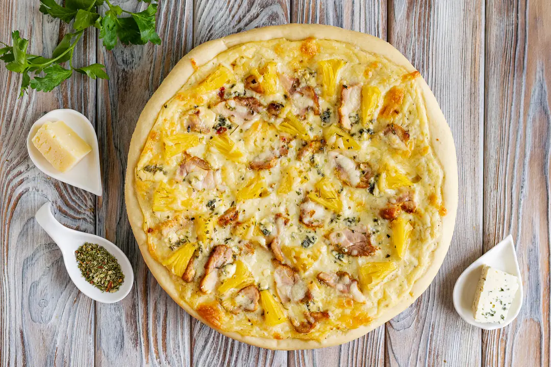Піца з куркою, ананасом, моцарелою та блакитним сиром - Крок 12