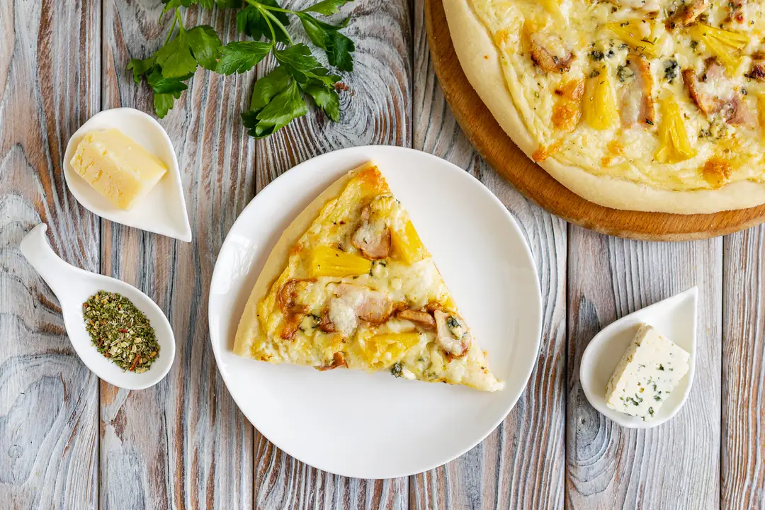 Піца з куркою, ананасом, моцарелою та блакитним сиром - Крок 13