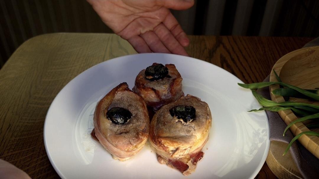 Медальйони зі свинини з беконом та чорносливом у ніжному вершково-грибному соусі