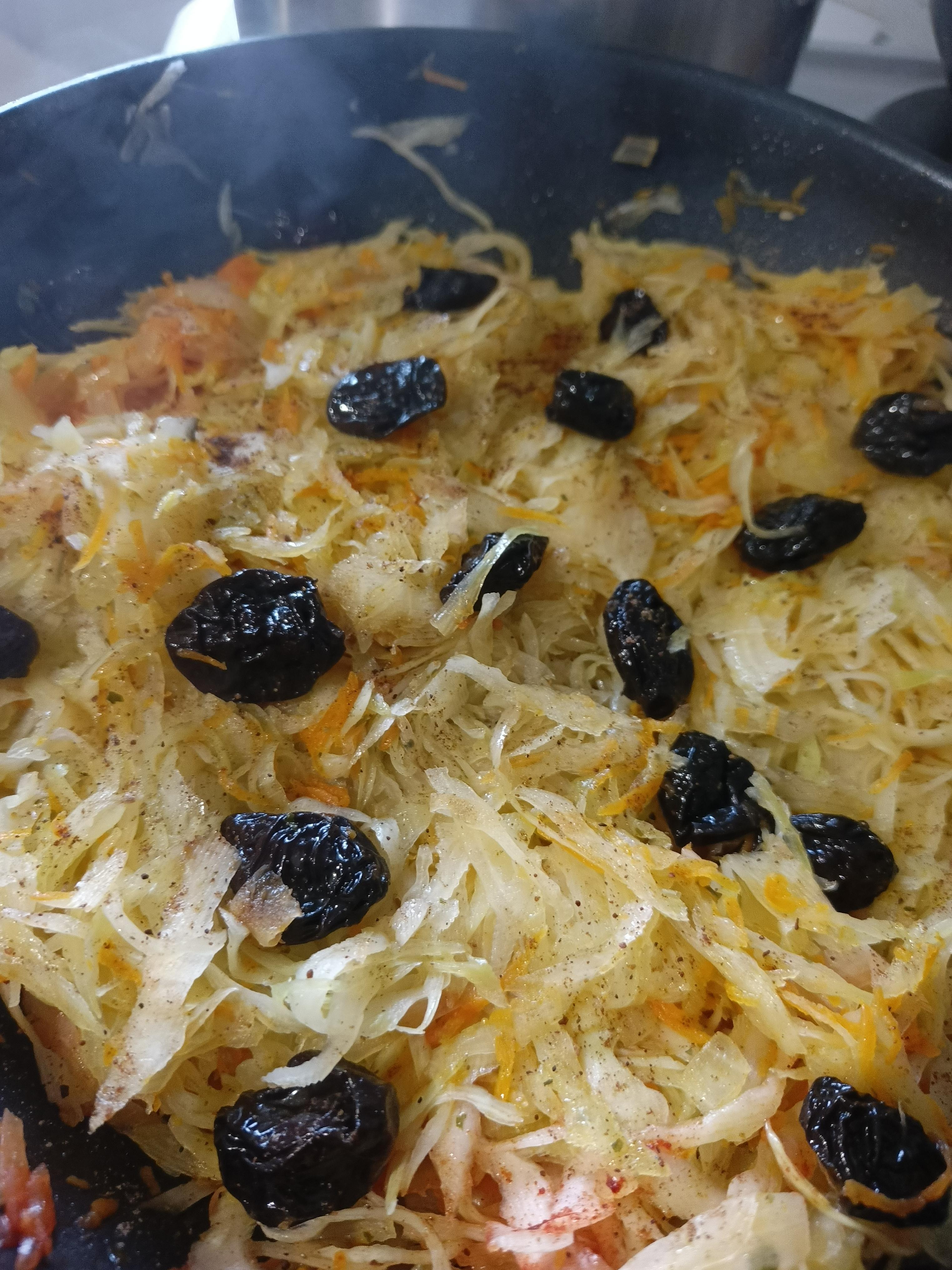 Тушкована капуста з чорносливом та імбирем