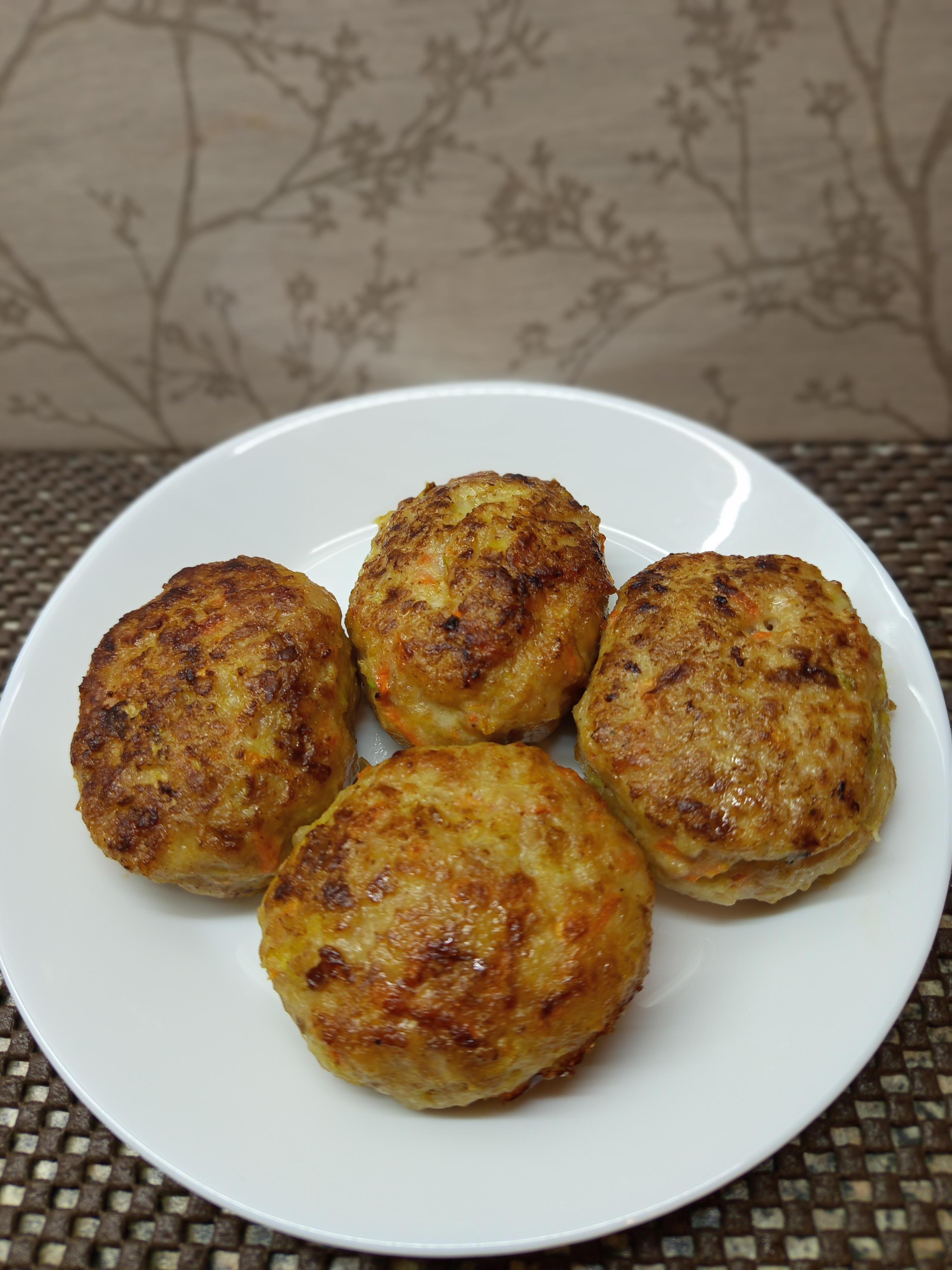 Курячі котлети з кабачком та морквою