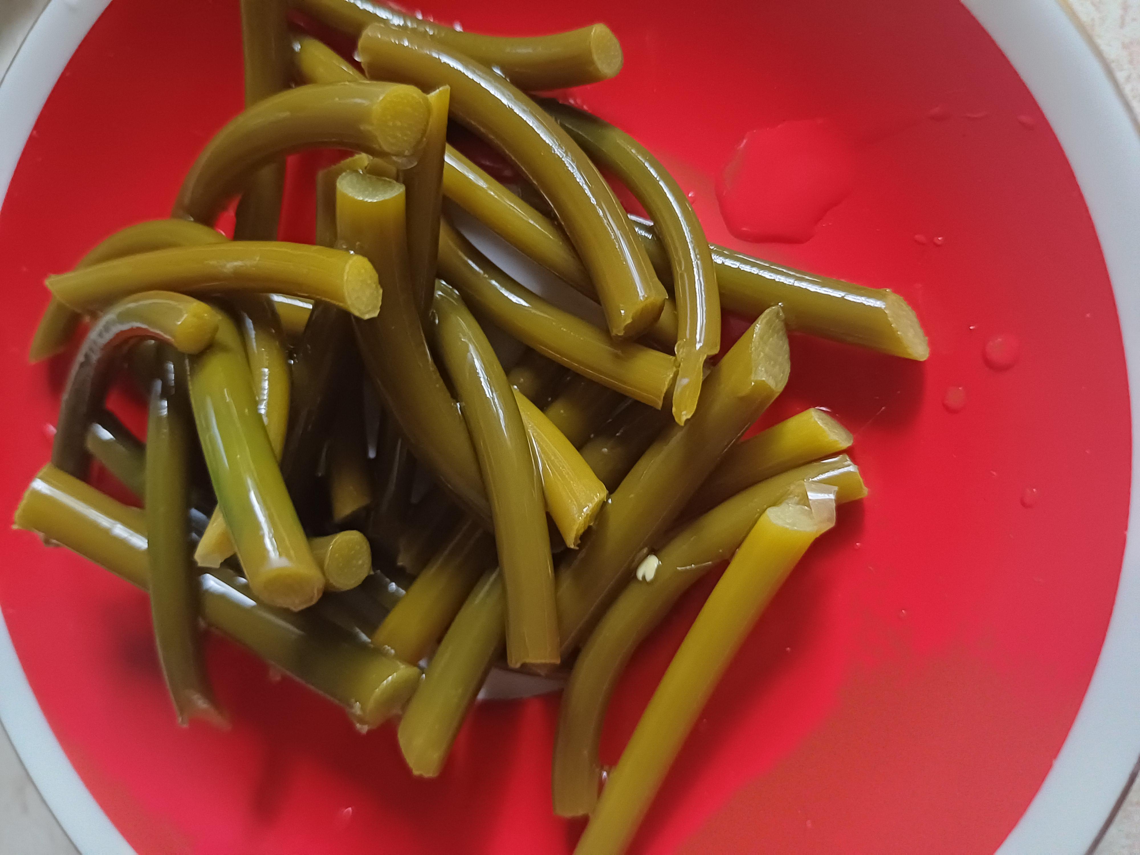 Мариновані часникові пагони
