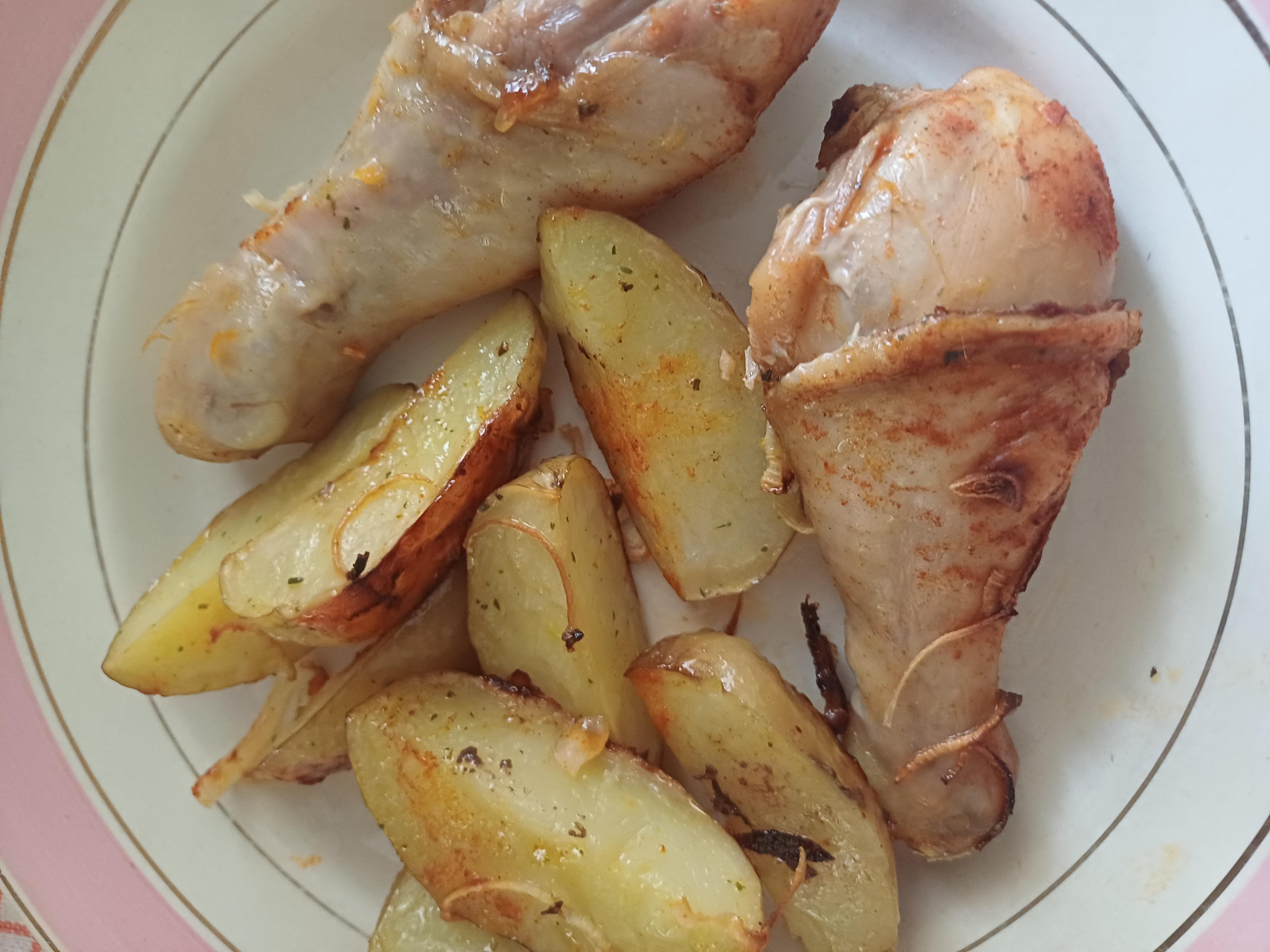 Картопля по-селянськи з курячими гомілками
