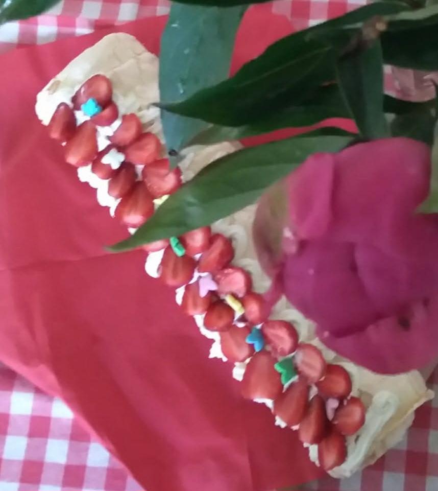 Меренговий рулет з полуницею