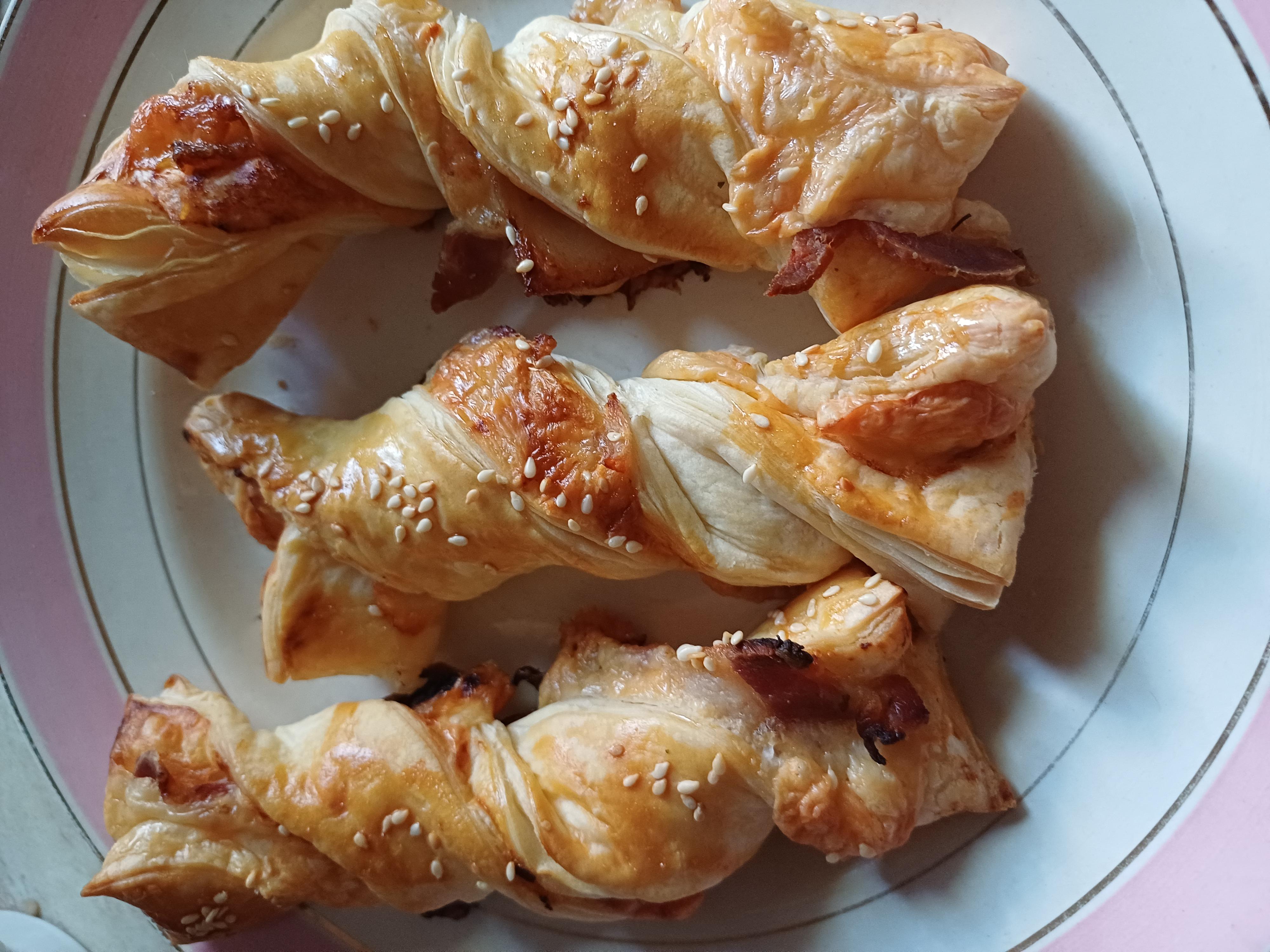 Слойки з беконом