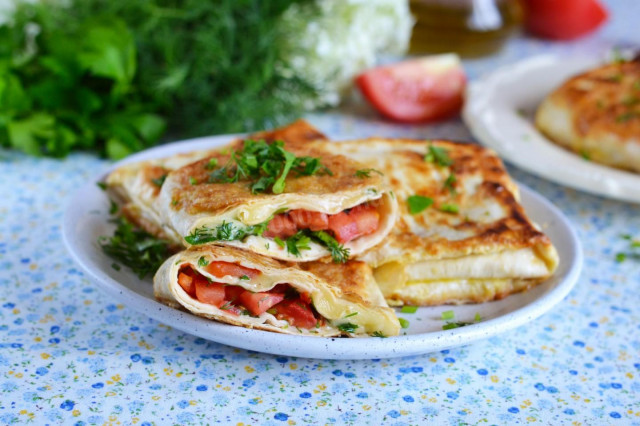 Лаваш з сиром і помідорами на сковороді