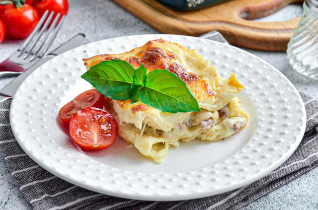 Лазанья з куркою грибами і соусом бешамель