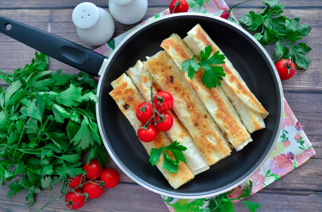 Лаваш ковбаса сир яйце на сковороді