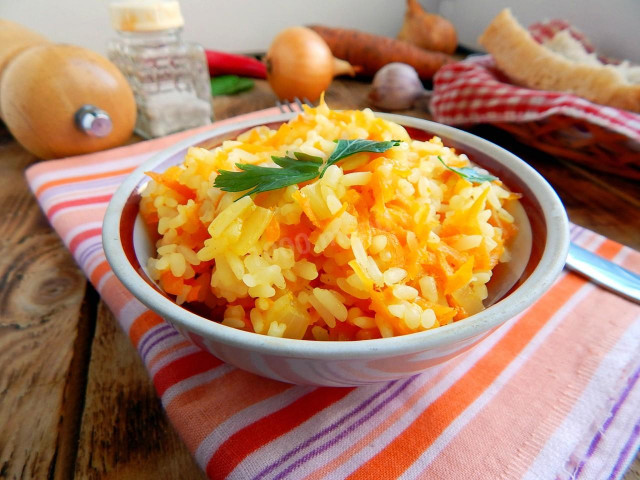 Рис на сковороді з цибулею і морквою