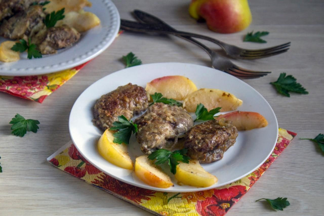 куряча печінка з яблуками