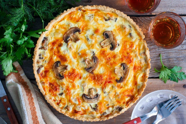 Лоранський пиріг з куркою і грибами