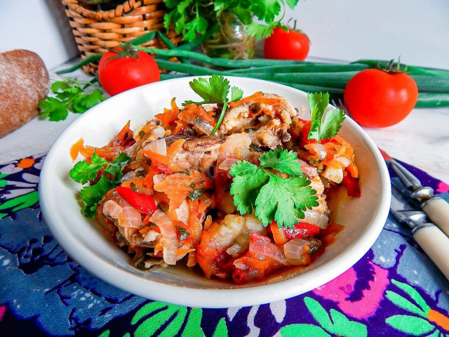 куряче філе з овочами на сковороді