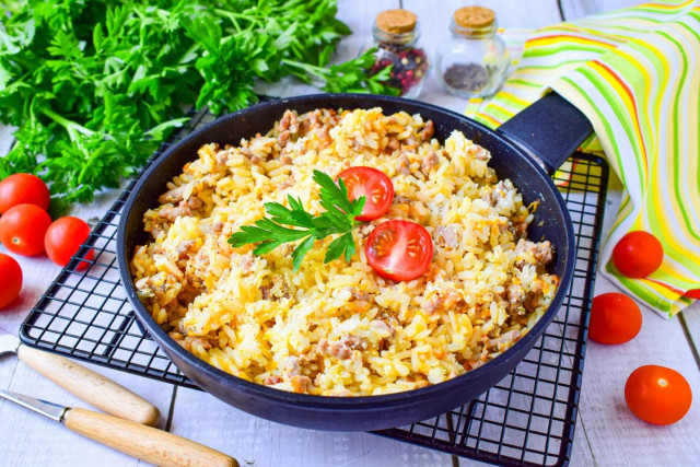 Рис з фаршем в сметані на сковороді