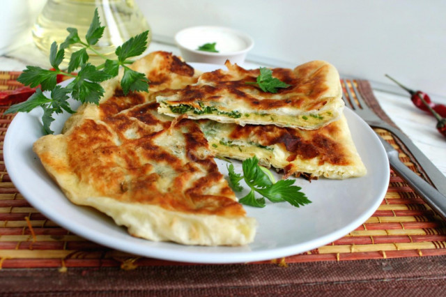Лаваш з сиром і яйцем на сковороді