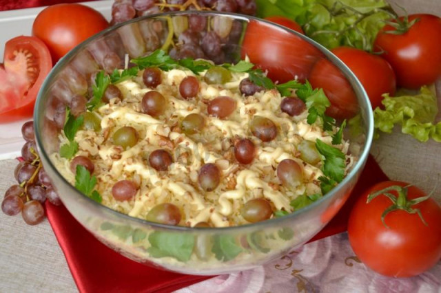 листковий салат з баклажанів з куркою і помідорами