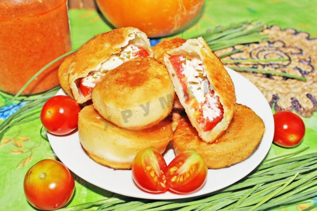 пиріжки бомбочки з помідорами і сиром