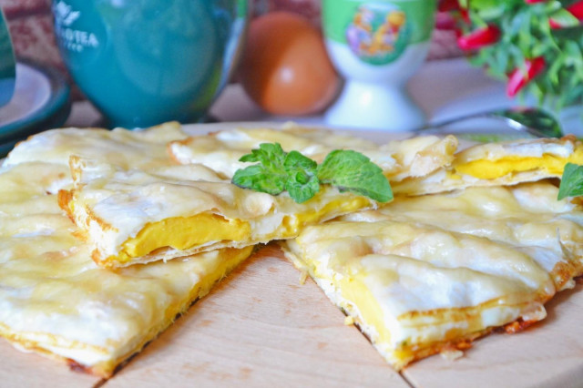 Перекус з лаваша з яйцем, сиром і зеленню