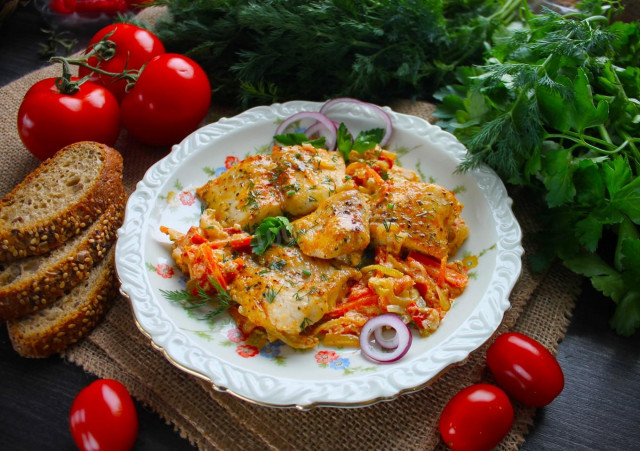 пангасіус з овочами і сметаною на сковороді