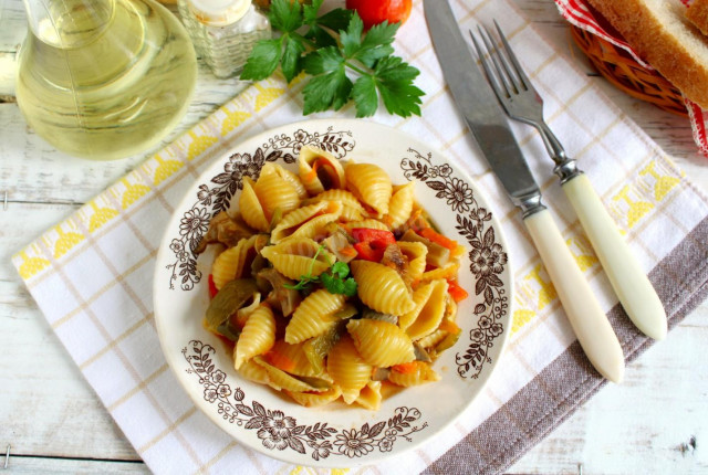 макарони з грибами і овочами на сковороді