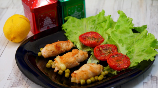 курячі рулети з сиром і начинкою на сковороді