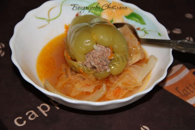 фарширований перець з рисом, фаршем і капустою