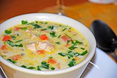 куряча зупка з весняною зеленню