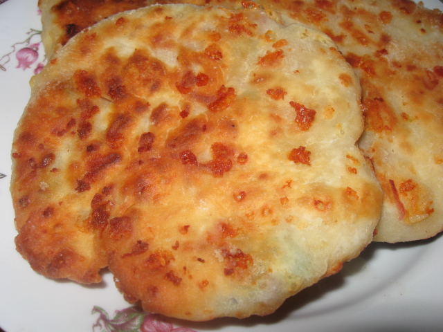 пиріжки із ковбасою, зеленою цибулею та сиром
