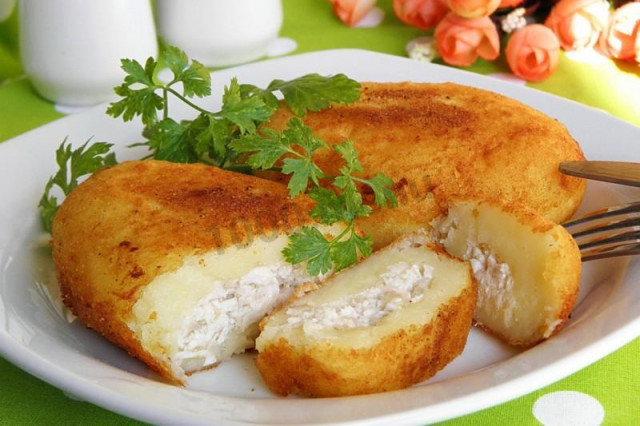 пиріжки з картоплі з маринованими печерицями та сиром