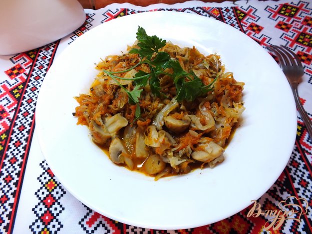 капуста тушкована з овочами і печерицями. як приготувати з фото