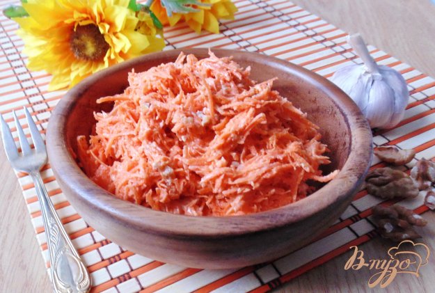 салат морквяний з горіхами і часником. як приготувати з фото