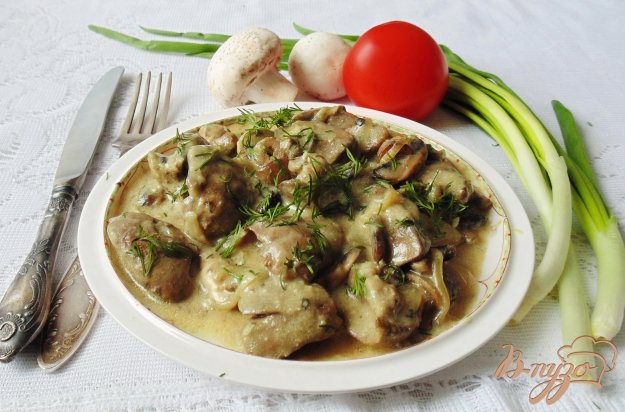 куряча печінка з грибами в вершках. як приготувати з фото