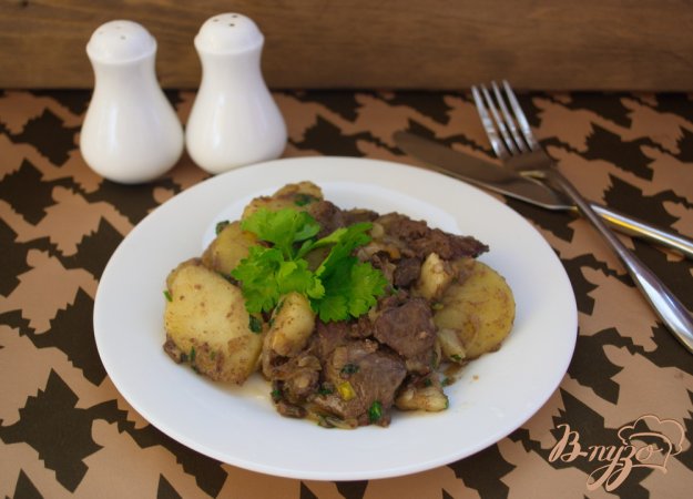 куряча печінка тушкована з картоплею. як приготувати з фото
