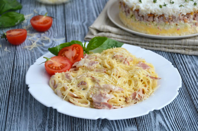 Паста карбонара з беконом і вершками класична