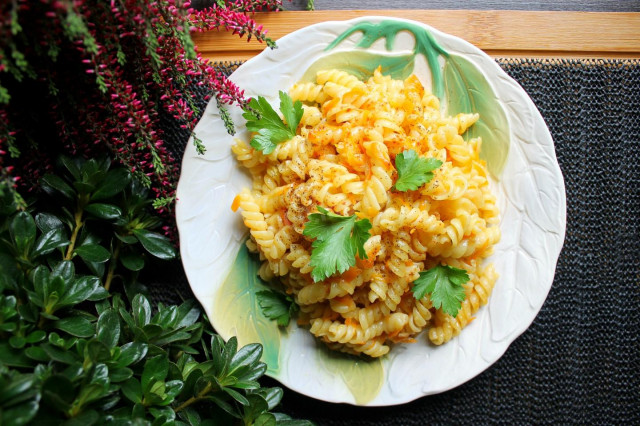 макарони з морквою і цибулею на сковороді
