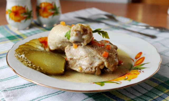 курячі стегенця в сметанному соусі на сковороді