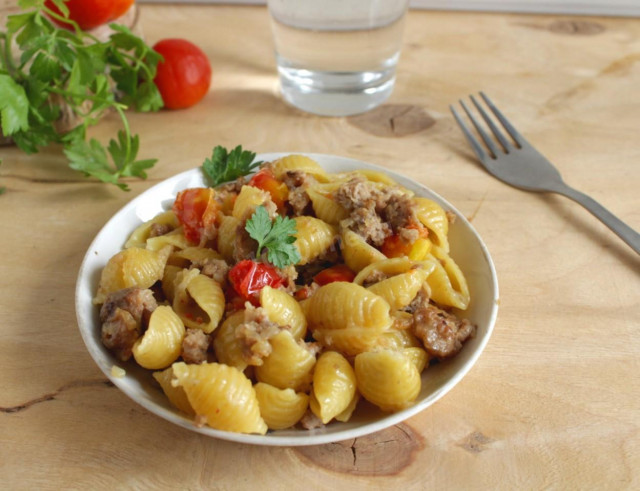 Паста з фаршем і помідорами