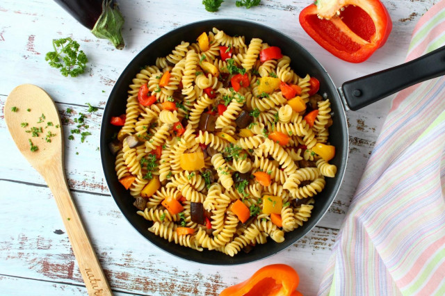 макарони з овочами на сковороді
