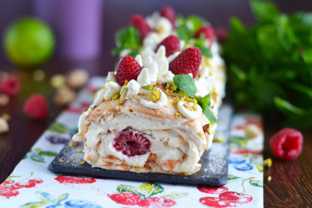 меренговий рулет з фісташками, малиною і маскарпоне
