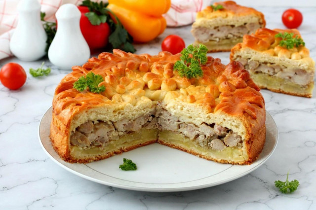 дріжджовий пиріг з м'ясом і картоплею