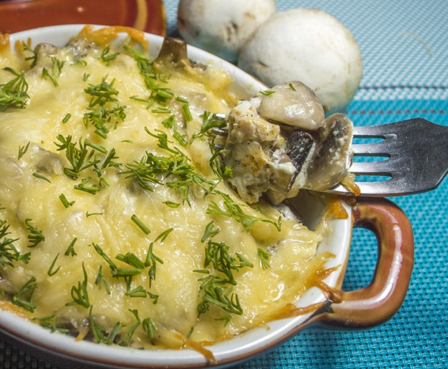 куряче філе з печерицями в духовці