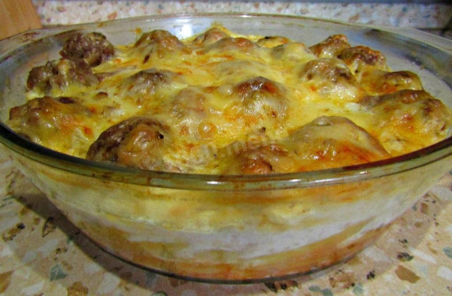запечені макарони з м'ясними фрикадельками в духовці