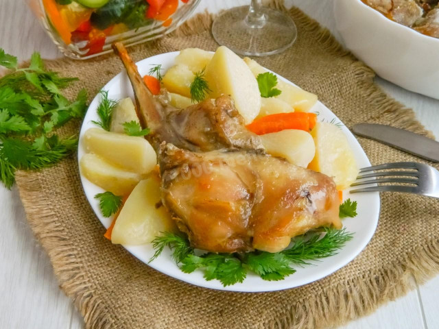 Кролик запечений в сметанному соусі з овочами в духовці