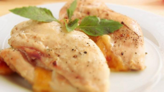 куряче філе з сиром і помідорами в духовці