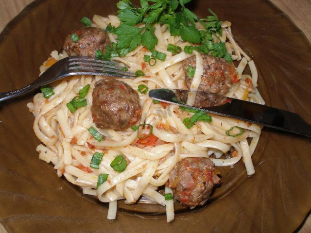 макарони з фрикадельками в духовці