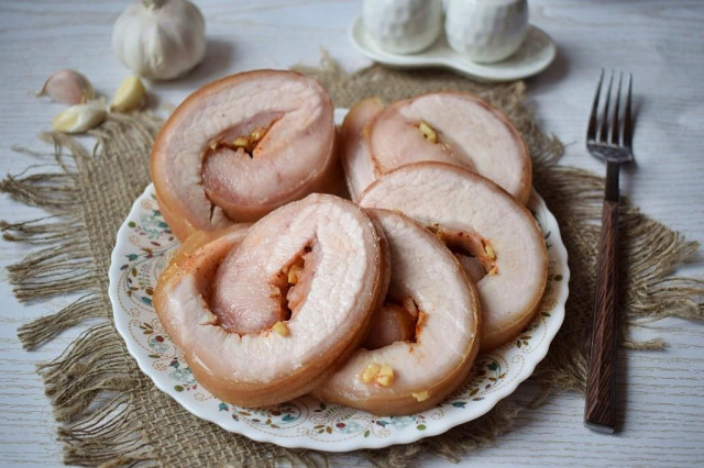 Рулет з сала зі шкіркою