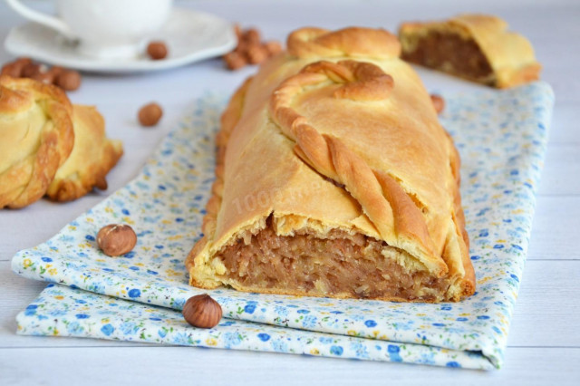 Рулет з яблуками і корицею