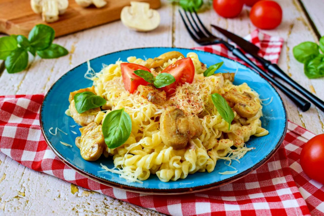 макарони з грибами і куркою у вершковому соусі