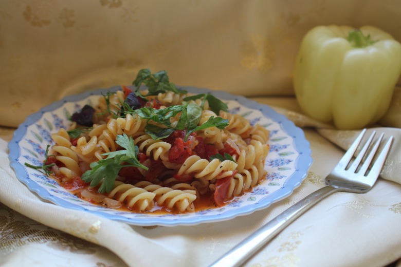 макарони, тушковані в сковорідці