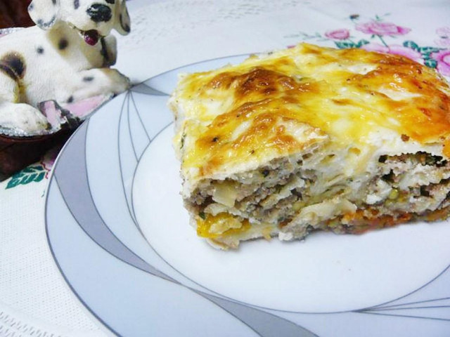пиріг з тонкого лаваша з помідорами, м'ясом, сиром